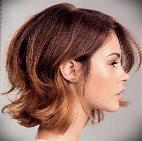 coupe de cheveux mi court femme|tendance cheveux court 2023.